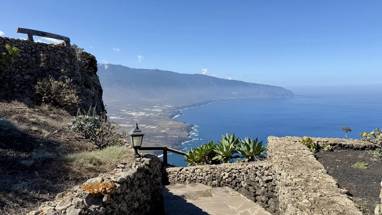 Mirador de La Peña con vistas al valle de El Golfo y al océano Atlántico en El Hierro
