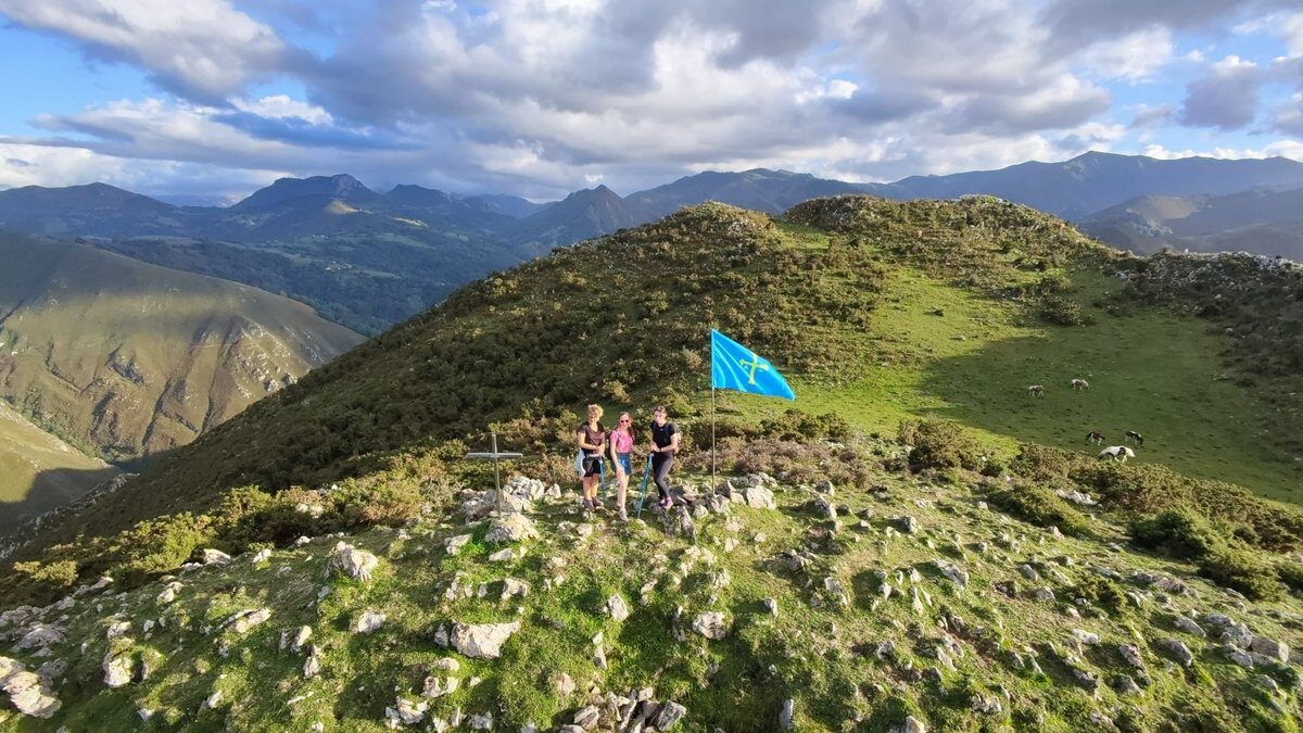 Panorámica de Peña Priede y las montañas de Piloña