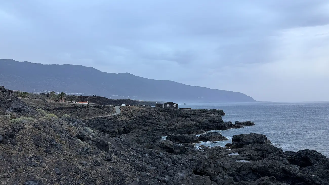 Paisaje volcánico de El Hierro junto al océano Atlántico