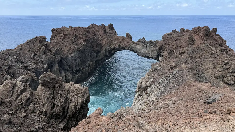 Arco natural de roca volcánica sobre el océano en La Tosca, El Hierro