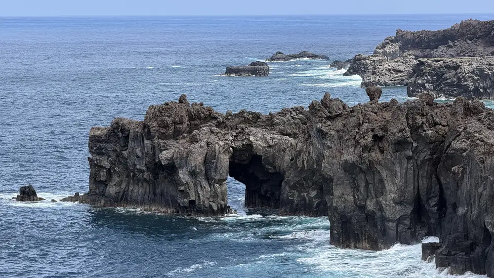 Formación rocosa con un arco natural sobre el mar en La Tosca, El Hierro