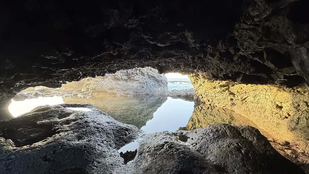 Charco Azul de El Hierro visto desde el interior de una cueva volcánica