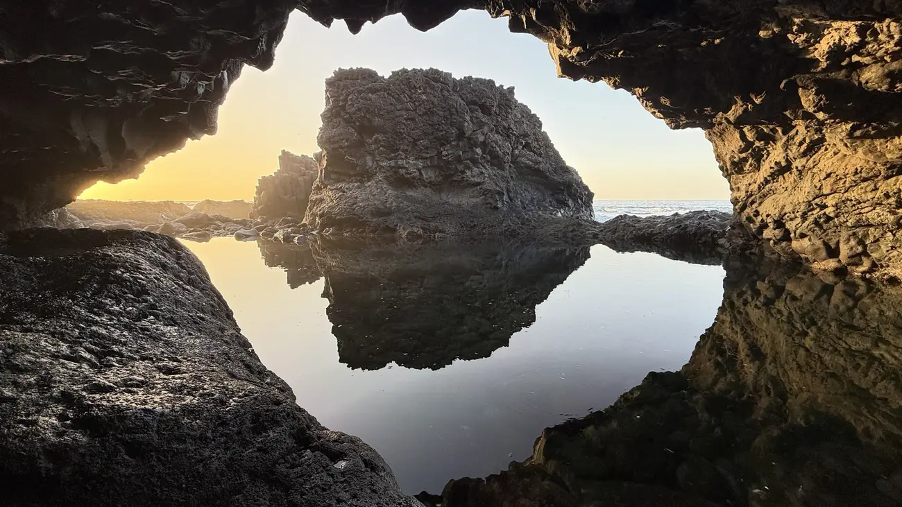 Charco Azul al atardecer entre formaciones volcánicas de El Hierro