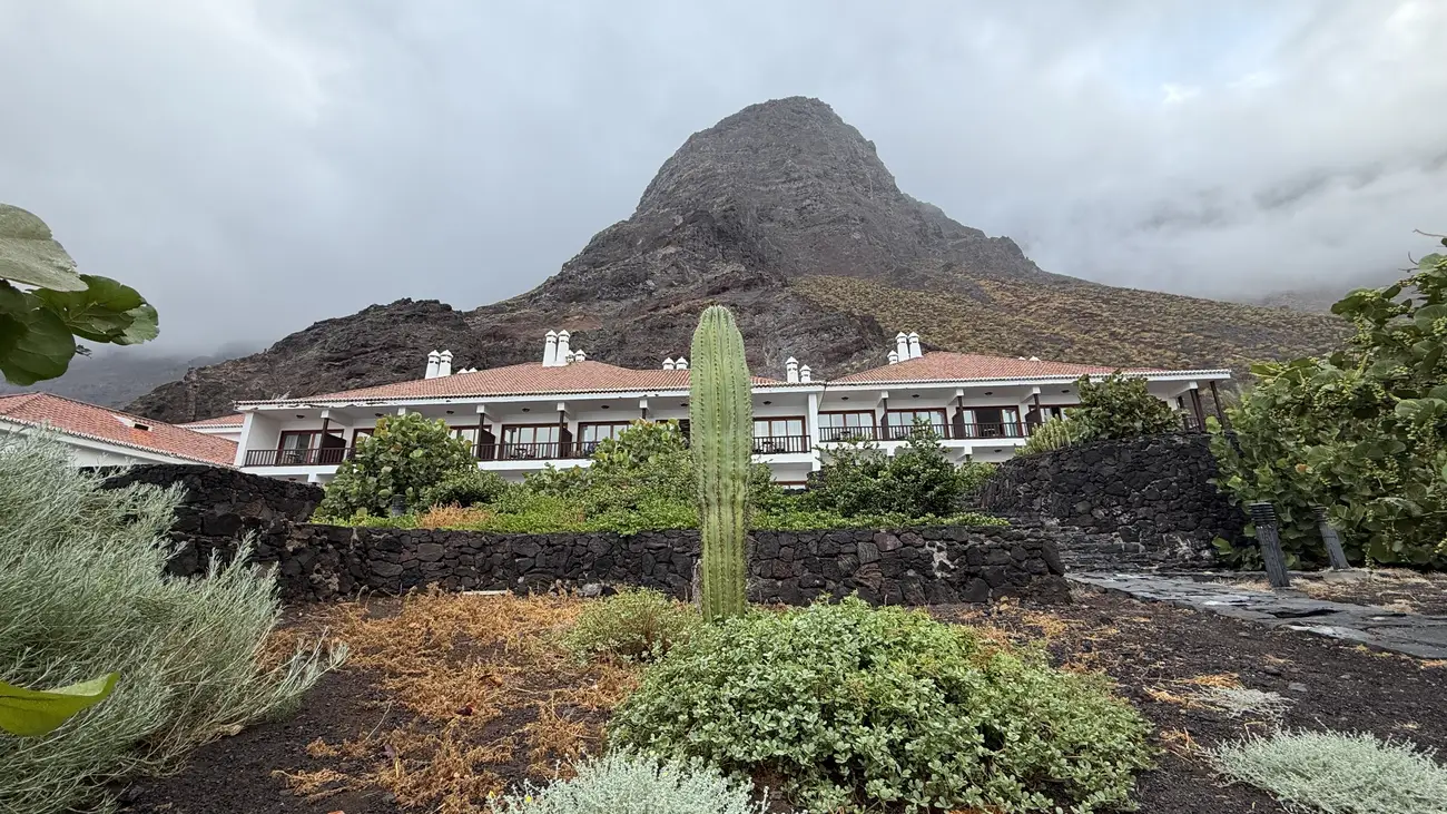 Parador de El Hierro con paisaje volcánico al fondo