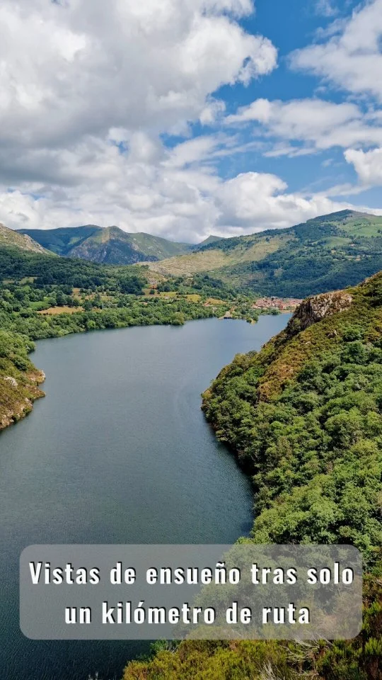 ✌🏼 Sígueme en @losviajesdealifog para muchos más planes por Asturias y por el mundo en general. 🥰

💾 GUARDA este reel para no olvidarte de esta mirador accesible casi para cualquier forma física. ☺️

🌍 Tenéis 𝗲𝗻 𝗺𝗶 𝗯𝗹𝗼𝗴, 𝕎𝕎𝕎. 𝕃𝕆𝕊  𝕍𝕀𝔸𝕁𝔼𝕊  𝔻𝔼  𝔸𝕃𝕀  𝔽𝕆𝔾. ℂ𝕆𝕄, un post con toda la información con fotos, vídeos, mapa 🗺️ y un montón de 𝗖𝗢𝗡𝗦𝗘𝗝𝗢𝗦. 𝙀𝙨𝙘𝙧𝙞𝙗𝙚 𝙚𝙣 𝙚𝙡 𝙗𝙪𝙨𝙘𝙖𝙙𝙤𝙧 🔎🔎: "Villamorey".🔍🔍

ℹ️ ¿Sabíais que en Asturias tenemos cinco Parques Naturales, declarados los cinco Reserva de la Biosfera por la UNESCO?

🔸Fuentes del Narcea, Degaña e Ibias.
🔹Las Ubiñas – La Mesa.
🔸Ponga.
🔹Somiedo.
🔸Redes.

🥾 El mirador de Cuyacerra forma parte de Senda Verde del Torreón de Villamorey. 

🏰 El torreón, también llamado Castillo de los Aceales o de Sobrescobio, tiene origen romano con unos dos mil años de antigüedad y fue reconstruido en el siglo VIII por Alfonso I como punto defensivo sobre la ruta medieval del Camín d’Acéu que atravesaba el Valle del Nalón. 👀 Hoy solo quedan unas RUINAS INACCESIBLES.

🅿️ Hay un parking habilitado junto a la ermita de San Roque y Santo Ángel.

#asturiastb #asturies_ig #addicted_to_asturias #asturiasguide #paisajesdeasturias #pasion_por_asturias #ParqueNaturalDeRedes #villamorey #miradordecuyacerra #miradoresdeasturias