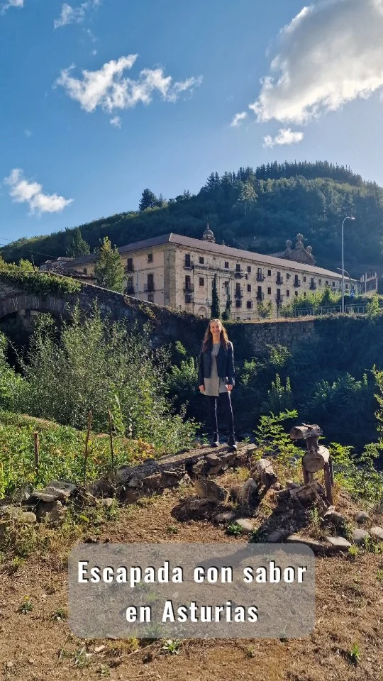 ✌🏼 Sígueme en @losviajesdealifog para muchos más planes por Asturias y por el mundo en general. 🥰

🌍 Tenéis 𝗲𝗻 𝗺𝗶 𝗯𝗹𝗼𝗴, 𝕎𝕎𝕎. 𝕃𝕆𝕊  𝕍𝕀𝔸𝕁𝔼𝕊  𝔻𝔼  𝔸𝕃𝕀  𝔽𝕆𝔾. ℂ𝕆𝕄, múltiples artículos para descubrir Asturias en profundidad: sus pueblos, rutas de senderismo, playas, gastronomía... Con fotos, vídeos, mapas 🗺️ y un montón de 𝗖𝗢𝗡𝗦𝗘𝗝𝗢𝗦. 

👀 ¿Sabías que...? Cada vez que visitas paradores participas en: 

🔸La preservación del patrimonio histórico y cultural. 

🔹La conservación de los entornos naturales y la acción climática. 

🔸El desarrollo sostenible de las comunidades locales.

🌿 En el Parador de Corias, dentro del programa "Naturaleza para los Sentidos" podréis encontrar 6️⃣ actividades:

🏘️ Historias forjadas en el pueblo asturiano de Besullo: tradición, etnografía y memoria viva.

🌲 Leitariegos salvaje en 4x4: un viaje por los bosques asturianos y su armonía milenaria.

🍯 Los sabores de la colmena: descubre la apicultura tradicional de la zona.

⛰️ Entre montañas y sabores, ruta en 4x4 con picnic: flora, fauna, paisajes y la huella del oso pardo en el Santuario del Acebo.

🎤 Los secretos del monasterio: visita guiada al Parador + la zona de los monjes / iglesia. Gratuita. De lunes a sábado a las 10:30h. (IMPRESCINDIBLE) 🔝

🍇 Vinos con historia: visita a bodega de la DOP, una de las más antiguas de la tradición vitivinícola del entorno.

👀 ¿Sabíais que...? 🍷 Asturias es una de las pocas regiones de España y Europa que cuenta con viticultura heroica. Además de la DO Cangas, solo Ribeira Sacra, Priorat e Islas Canarias cuentan en España con esa calificación. 

ℹ️ DATOS PRÁCTICOS DEL PARADOR DE CORIAS:

🏊🏼‍♀️ Piscina climatizada gratuita. 

💆🏼‍♀️ Completo circuito de spa.

🅿️ Parking gratuito, exterior y subterráneo.

#asturiastb #asturies_ig #addicted_to_asturias #asturiasguide #paisajesdeasturias #pasion_por_asturias  #Paradores #ParadorDeCorias #ParadorNacional #Patrimonio